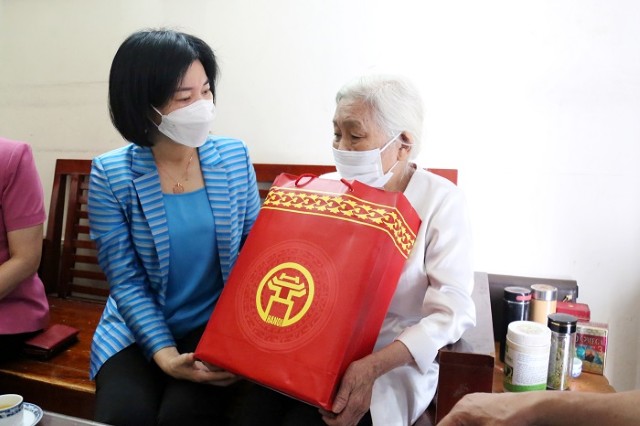 Phó Chủ tịch Thường trực HĐND Thành phố Phùng Thị Hồng Hà thăm, tặng quà các gia đình chính sách tiêu biểu quận Thanh Xuân